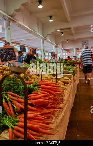 Cannes, FRANKREICH - 06. Juni 2019: Vertikaler Schuss bunten Gemüses auf einem Markt in Cannes Frankreich auf dem Tisch Stockfoto