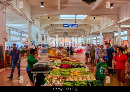 Cannes, FRANKREICH - 06. Juni 2019: Horizontaler Schuss von farbenfrohem Gemüse auf einem Markt in Cannes Frankreich auf der Tischplatte Stockfoto