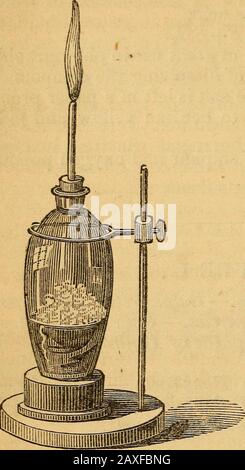 Ein Textbuch über ChemistryFor The Use of Schools and Colleges . antimo-NY gibt ein oranges .pre-cipitate, Arsen ein Gelb, Blei ein braunes, manganesea fleischfarbenes. Es bebt Silber, das Metall durchzieht verschiedene Schattierungen von Gelb und Orange bis Schwarzheit. Es wird durch einen Druck von 17 Atmosphäresbei 50 Grad verflüssigt, wobei die spezifische Schwerkraft 0,9 beträgt. Bei Abkühlung auf -122 Grad verfestigt er sich zu einer weißen Substanz. Die Wirkung von sulfuriertem Wasserstoff wird durch Schreiben auf einem Blatt Papier mit einer Lösung von Acetateon-Blei veranschaulicht. Die Buchstaben sind unsichtbar, bis sie einer aktuellen Gasmiete gegenüberstehen, wenn sie befallen sind Stockfoto