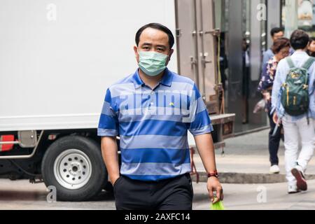Bangkok, Thailand - 10. Januar 2020: Mann mit Gesichtsmaske zum Schutz vor Smog und Coronavirus. Die Stadt wurde wieder mit Smog geplagt Stockfoto