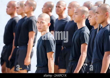 Haarschabe männliche Rekruten während der Paradeprobe.16 neue Rekruten der philippinischen Nationalpolizei (PNP) im National Capital Region Training Center (NCRTs) posteten Fotos und Videoclips online ihrer Trinksitzung am 29. Januar in ihrem Schlafsaal im Camp Bagong Diwa in Taguig, sagte PNP-Chef Gen. Archie Francisco Gamboa, Trotz Abschluss der Polizeiausbildung wurden die 16 Rekruten, die an den Verfehlungen beteiligt waren, am Montag von ihren Graduierungsriten Polizisten ausgeschlossen. Der philippinische Präsident Duterte habe Polizisten zuvor untersagt, an öffentlichen Orten zu trinken, erklärte der PNP-Chef. (Foto Stockfoto