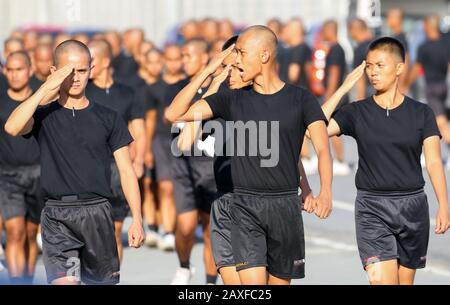 Männliche Rekruten während der Paradeprobe. 16 neue Rekruten der philippinischen Nationalpolizei (PNP) im National Capital Region Training Center (NCRTs) posteten Fotos und Videoclips online ihrer Trinkveranstaltung am 29. Januar in ihrem Schlafsaal im Camp Bagong Diwa in Taguig, sagte der PNP-Chef, Archie Francisco Gamboa, trotz der Polizeiausbildung, Die 16 Rekruten, die an der Verfehlung beteiligt waren, wurden am Montag von ihren Graduierungsriten Polizisten ausgeschlossen. Der philippinische Präsident Duterte habe Polizisten zuvor untersagt, an öffentlichen Orten zu trinken, erklärte der PNP-Chef. (Foto von Herman L. Stockfoto