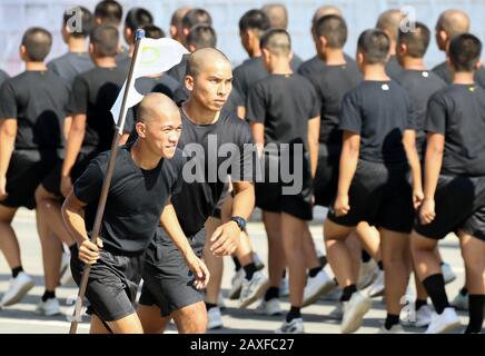 Haarschabe Männer rekrutiert sich während der Paradeprobe. 16 neue Rekruten der philippinischen Nationalpolizei (PNP) im National Capital Region Training Center (NCRTs) posteten Fotos und Videoclips online ihrer Trinkveranstaltung am 29. Januar in ihrem Schlafsaal im Camp Bagong Diwa in Taguig, sagte der PNP-Chef, Archie Francisco Gamboa, trotz der Polizeiausbildung, Die 16 Rekruten, die an der Verfehlung beteiligt waren, wurden am Montag von ihren Graduierungsriten Polizisten ausgeschlossen. Der philippinische Präsident Duterte habe Polizisten zuvor untersagt, an öffentlichen Orten zu trinken, erklärte der PNP-Chef. (Foto Stockfoto