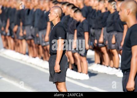 Männliche PNP rekrutiert sich während der Paradeprobe. 16 neue Rekruten der philippinischen Nationalpolizei (PNP) im National Capital Region Training Center (NCRTs) posteten Fotos und Videoclips online ihrer Trinkveranstaltung am 29. Januar in ihrem Schlafsaal im Camp Bagong Diwa in Taguig, sagte der PNP-Chef, Archie Francisco Gamboa, trotz der Polizeiausbildung, Die 16 Rekruten, die an der Verfehlung beteiligt waren, wurden am Montag von ihren Graduierungsriten Polizisten ausgeschlossen. Der philippinische Präsident Duterte habe Polizisten zuvor untersagt, an öffentlichen Orten zu trinken, erklärte der PNP-Chef. (Foto von Herm Stockfoto