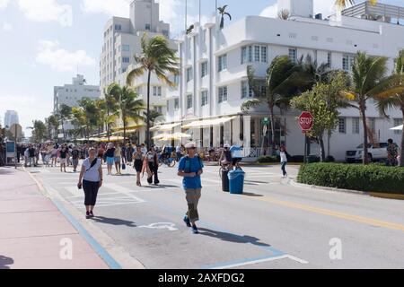 Die Leute laufen an den Carlyle Eigentumswohnungen am Ocean Drive, Miami Beach, USA Stockfoto