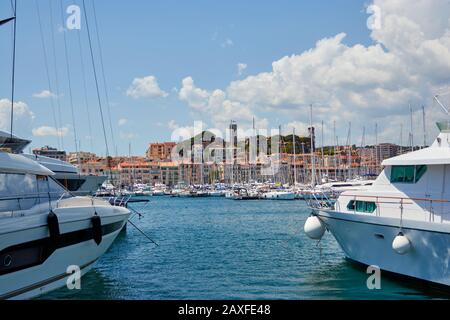 Cannes, FRANKREICH - 06. Juni 2019: Château de la Castre in der Ferne zwischen zwei Luxusyachten in cannes frankreich Stockfoto