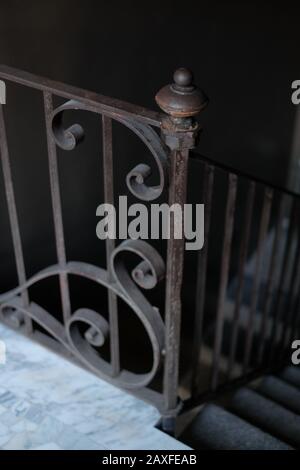 Eine verzierte, schmiedeeiserne Treppenhausbalustrade in einem Palazzo Como, Lombardei Italien, Stockfoto