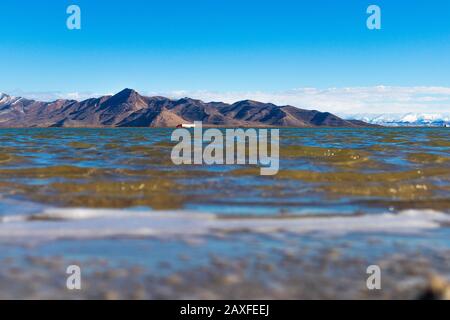 Blick über das Wasser auf die Berge Stockfoto