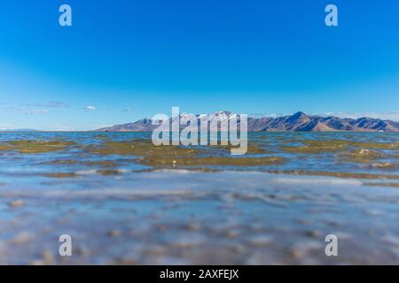 Blick über das Wasser auf die Berge Stockfoto