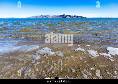 Blick über das Wasser auf die Berge Stockfoto