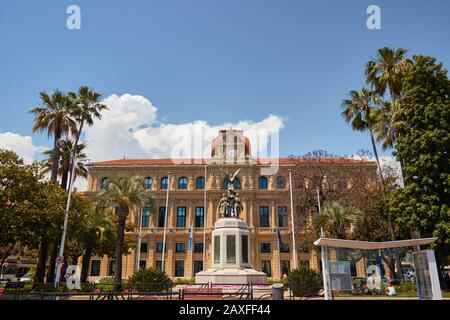 Cannes, FRANKREICH - 06. Juni 2019: Schöner Schuss des Mairie de Cannes Gebäudes in frankreich an einem sonnigen Tag Stockfoto