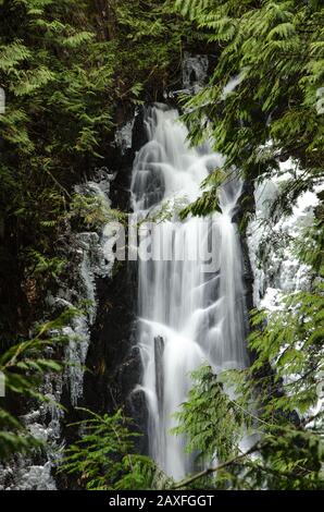 Wasserfall im Winter Stockfoto