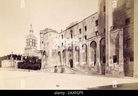 1890 Ca, AVIGNON, Provence-Alpen-Cote d'Azur, FRANKREICH: DER ORT der BURG POPES und der KATHEDRALE. Episkopalensemble . FOTO VON ND - PIAZZA - PAPSTPALAST - FOTO STORICHE - HISTORIENFOTOS - BESTAND - GEOGRAFIA - GEOGRAPHIE - ARCHITEKTUR - ARCHITETTURA - VECCHIA EUROPA - ALTES EUROPA - FRANCIA - PIAZZA - PALAZZO DEI PAPI - PAPA - CATTEDRALE - CHIESA - KIRCHE - PROVENZA © ARCHIVIO GBB / Stockfoto