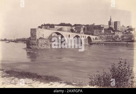 1890 Ca, AVIGNON, Provence-Alpen-Cote d'Azur, FRANKREICH: Blick über die Rhone nach Nordosten mit dem Pont Saint Benezet oder dem Pont d'Avignon. Das SCHLOSS DER PÄPSTE und die KATHEDRALE im Hintergrund ( Bischofsensemble ). FOTO VON ND - PAPSTPALAST - FOTO STORICHE - GESCHICHTSFOTOS - BESTAND - GEOGRAFIA - GEOGRAPHIE - ARCHITEKTUR - ARCHITETTURA - VECCHIA EUROPA - ALTES EUROPA - FRANCIA - PALAZZO DEI PAPI - PAPA - CATTEDRALE - CHIESA - KIRCHE - PROVENZA - PONTE - FIUME - FLUSS - RODANO © Archivio GBB / Stockfoto