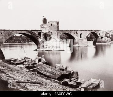 1890 Ca, AVIGNON, Provence-Alpen-Cote d'Azur, FRANKREICH: Blick über die Rhone zur Pont Saint Benezet oder Pont d'Avignon . ALTE RÖMISCHE BRÜCKE ODER PONT ROMPU - PAPSTPALAST - FOTO STORICHE - GESCHICHTSFOTOS - BESTAND - GEOGRAFIA - GEOGRAPHIE - ARCHITEKTUR - ARCHITETTURA - VECCHIA EUROPA - ALTES EUROPA - FRANCIA - PALAZZO DEI PAPI - PAPA - CATTEDRALE - CHIESA - KIRCHE - PROVENZA - PONTE - Fiume - Fluss - RODANO © Archivio GBB / Stockfoto