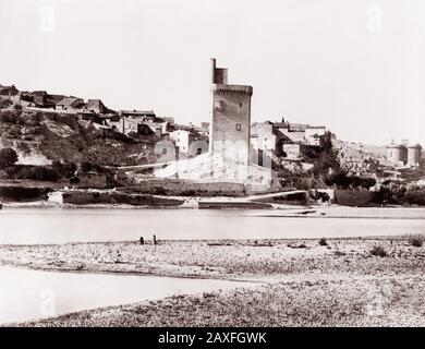 1890 Ca, AVIGNON, Provence-Alpen-Cote d'Azur, FRANKREICH: Philips Tower. Gegenüber von Avignon Blick über die Rhone - FOTO STORICHE - HISTORIENFOTOS - BESTAND - GEOGRAFIA - GEOGRAPHIE - ARCHITEKTUR - ARCHITETTURA - VECCHIA Europa - ALTES EUROPA - FRANCIA - PALAZZO DEI PAPI - PAPA - CATTEDRALE - CHIESA - KIRCHE - PROVENZA - ponte - fiume - Fluss - RODANO - torre © Archivio GBB / Stockfoto