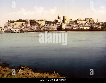1890 Ca, AVIGNON, Provence-Alpen-Cote d'Azur, FRANKREICH: Blick über die Rhone nach Nordosten mit dem Pont Saint Benezet oder dem Pont d'Avignon. Das SCHLOSS DER PÄPSTE und die KATHEDRALE im Hintergrund ( Bischofsensemble ). Von der Insel Barthalasse (d. H. Ile de la Barthelasse). Farbfotochrom, Detroit Publishing Co., USA - PAPSTPALAST - FOTO STORICHE - GESCHICHTSFOTOS - BESTAND - GEOGRAFIA - GEOGRAPHIE - ARCHITEKTUR - ARCHITETTURA - VECCHIA EUROPA - ALTES EUROPA - FRANCIA - PALAZZO DEI PAPI - PAPA - CATTEDRALE - CHIESA - KIRCHE - PROVENZA - PONTE - FIUME - FLUSS - RODANO --- Stockfoto