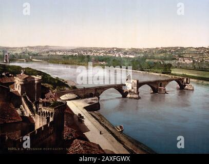 1890 Ca , AVIGNON , Provence-Alpen-Cote d'Azur , FRANKREICH : Blick über die Rhone mit dem Pont Saint Benezet oder dem Pont d'Avignon ( Allgemeine Ansicht und Brücke von Benezech ) Farbfotochrom, Detroit Publishing Co. USA - PAPSTPALAST - FOTO STORICHE - GESCHICHTSFOTOS - BESTAND - GEOGRAFIA - GEOGRAPHIE - ARCHITEKTUR - ARCHITETTURA - VECCHIA EUROPA - ALTES EUROPA - FRANCIA - PALAZZO DEI PAPI - PAPA - CATTEDRALE - CHIESA - KIRCHE - PROVENZA - PONTE - FIUME - FLUSS - RODANO ---- Archivio GBB Stockfoto