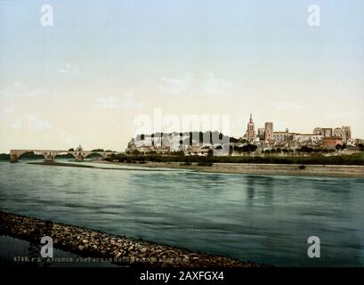 1890 Ca, AVIGNON, Provence-Alpen-Cote d'Azur, FRANKREICH: Blick über die Rhone mit dem Pont Saint Benezet oder dem Pont d'Avignon ( Allgemeine Ansicht und Brücke von Benezech ). Palastkapelle und Brücke über die Rhone , erbaut 1177 und 1488. Farbfotochrom, Detroit Publishing Co., USA - PAPSTPALAST - FOTO STORICHE - GESCHICHTSFOTOS - BESTAND - GEOGRAFIA - GEOGRAPHIE - ARCHITEKTUR - ARCHITETTURA - VECCHIA EUROPA - ALTES EUROPA - FRANCIA - PALAZZO DEI PAPI - PAPA - CATTEDRALE - CHIESA - KIRCHE - PROVENZA - PONTE - FIUME - FLUSS - RODANO ---- Archivio GBB Stockfoto