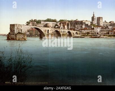 1890 Ca, AVIGNON, Provence-Alpen-Cote d'Azur, FRANKREICH: Blick über die Rhone nach Nordosten mit dem Pont Saint Benezet oder dem Pont d'Avignon. Das SCHLOSS DER PÄPSTE und die KATHEDRALE im Hintergrund ( Bischofsensemble ). Von der Insel Barthalasse (d. H. Ile de la Barthelasse). Farbfotochrom, Detroit Publishing Co., USA - PAPSTPALAST - FOTO STORICHE - GESCHICHTSFOTOS - BESTAND - GEOGRAFIA - GEOGRAPHIE - ARCHITEKTUR - ARCHITETTURA - VECCHIA EUROPA - ALTES EUROPA - FRANCIA - PALAZZO DEI PAPI - PAPA - CATTEDRALE - CHIESA - KIRCHE - PROVENZA - PONTE - FIUME - FLUSS - RODANO © A Stockfoto
