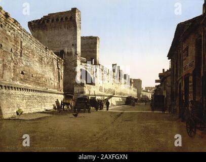 1890 Ca , AVIGNON , Provence-Alpen-Cote d'Azur , FRANKREICH : Die alten Mauern ( Les REMPARTS ) . Farbfotochrom, Detroit Publishing Co., USA - PIAZZA - MUNICIPIO - FOTO STORICHE - HISTORIENFOTOS - STOCK - GEOGRAFIA - GEOGRAPHIE - ARCHITEKTUR - ARCHITETTURA - VECCHIA Europa - ALTES EUROPA - FRANCIA - antiche mura - Recinzione - Rudere - PROVENZA --- Archivio GBB Stockfoto