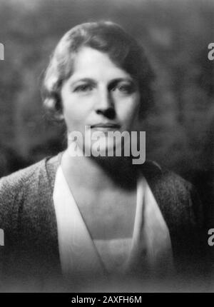 1932 Ca, USA: Die US-amerikanische Schriftstellerin PEARL S. BUCK (* 1892; † 1973). Foto von A. Genthe, New York. Lso bekannt unter ihrem chinesischen Namen Sai Zhenzhu, war eine preisgekrönte amerikanische Schriftstellerin, die die meiste Zeit bis 1934 in China verbrachte. Ihr Roman "Die Gute Erde" ( LA BUONA TERRA ) war 1931 und 1932 das meistverkaufte Buch in den USA und gewann 1932 den Pulitzer-Preis. 1938 erhielt sie als erste Amerikanerin den Nobelpreis für Literatur, "für ihre reichen und wirklich epischen Beschreibungen des Bauernlebens in China und für ihre biografischen Meisterwerke." - KATE - LETTERATO - SC Stockfoto