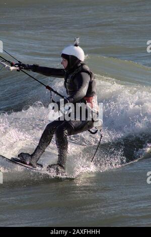 Kite-Surfer im Hafen Stockfoto