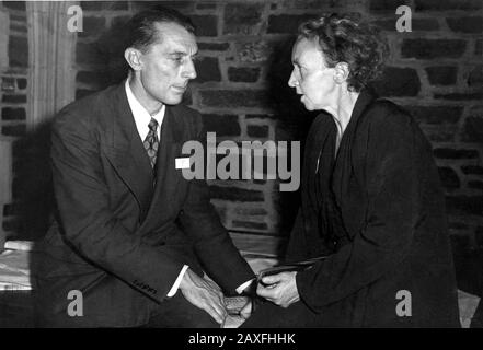1948 Ca, USA : Der gefeierte Physiker IRENE JOLIOT CURIE (* 1897 in JOLIOT, USA; † 1956) mit ihrem Ehemann Frederic Joliot (* 1900; † 1958) hat 1935 gemeinsam den Nobelpreis für Chemie für die Entdeckung künstlicher Radioaktivität verliehen. Foto von James Lebenthal . Irene war die Tochter der berühmtesten Chemikerin, der polin MARIE CURIE (* Maria Sklodowska, * zwischen dem Jahr 1957 und 1934) und des Physikers PIERRE CURIE (* 1859; † 1906), einem Pionier in Kristallographie, Magnetismus, Piezoelektrizität und Radioaktivität. - Foto Storiche - Foto storica - scienziato - Wissenschaftler - Porträt - Ritratto - FRANCIA - Stockfoto