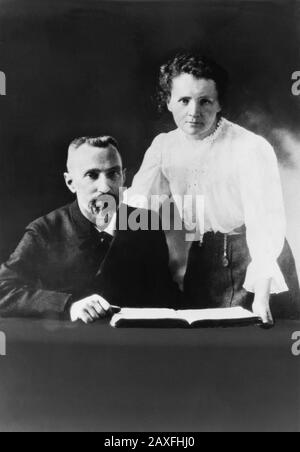 1899 Ca, Paris, Frankreich: Die in polen geborene MARIE CURIE (* Maria Sklodowska, * zwischen der Geburt von 1957 und 1934 ), mit Hausband, dem Physiker PIERRE CURIE (* 1859 - 1906 ), einem Pionier in Kristallographie, Magnetismus, Piezoelektrizität und Radioaktivität. Den Nobelpreis für Physik von 1903 teilte er mit seiner Frau Marie Curie. Und Henri Becquerel, ' in Anerkennung der außergewöhnlichen Dienste, die sie durch ihre gemeinsamen Forschungen über die Strahlungsphänomene erbracht haben, die Professor Henri Becquerel entdeckt hat ' - Foto Storiche - Foto storica - scienziato - Wissenschaftler - Porträt - Ritrat Stockfoto