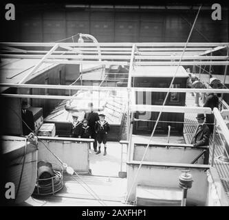 Ca, New York, USA: Auf diesem Foto die ersten 3 Söhne des Marquis Boni de Castellane mit seinem Tutor ABBE' COGNAC: Bonifatius, zukünftiger Marquis de Castellane (* um 1896; † 1946, der Yvonne Patenotre heiratete), Georges Paul Ernest de Castellane (* um 1897; † 1944, die Florinda Fernández y Anchorena heiratete) und Georges Gustave de Castellane (* 1898; † 1946). Das französische Festzelt Paul Ernest Boniface ' BONI ' DE CASTELLANE (* um 1867; † 1932), Freund des gefeierten Schriftstellers Marcel Proust. März heiratete er die reiche amerikanische Erbin Anna Gould (* 1875; † 1961), die Tochter von Jay Gould, dem Räuberbaron Stockfoto