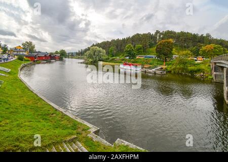 Frühherbst am Fluss Porvoonjoki im historischen mittelalterlichen Städtchen Porvoo, Finnland. Stockfoto