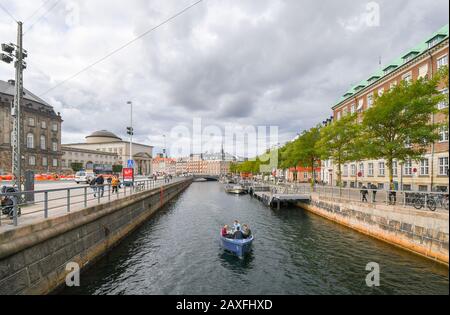 Eine Gruppe von Menschen führt einen Flusskanal im Stadtzentrum von Kopenhagen, Dänemark, durch. Stockfoto