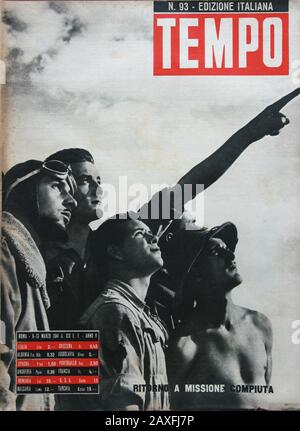 1941 , ITALIEN : Die italienische Illustrierte Zeitschrift Tempo mit jungen Soldaten in AFRIKA Kolonialuniform, die die Rückkehr der Flugzeuge von Kriegsmission auf dem Cover in den Himmel betrachtet. 6. märz 1941 - Ritratto - Porträt - POLITICA - POLITICO - ITALIA - POLITICAL - Portrait - ITALIEN - FASCISMO - FASCHISMUS - FASCISTA - FASCHIST - PROPAGANDA - ITALIA - ANNI QUARANTA - 40 - 40 - copertina - rivista illata - KUNST - ARTE - scultura - Skulpturen - Marmo - Marmor - Militäruniform - Divisa militare uniforme - WW 2. - 2. Weltkrieg - SECONDA GUERRA MONDIALE - GUERRA IN AFRIKA - MILITARI - AVIAZIONE - AVIATORI - AVIATOR © Stockfoto