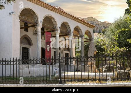 Die Fethiye-Moschee mit dem Parthenon und dem Akropolis-Hügel dahinter ist eine osmanische Moschee aus dem 17. Jahrhundert im Zentrum Athens, Griechenland. Stockfoto