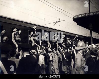 1935, ITALIEN: Italienische Truppen, die nach ÄTHIOPIEN gerichtet sind. Der Zweite Italo-Abessinische Krieg (auch als zweiter Italo-Äthiopischer Krieg bezeichnet) war ein Kolonialkrieg, der im Oktober 1935 begann und im Mai 1936 endete. Der Krieg wurde zwischen den Streitkräften des Königreichs Italien (Regno d'Italia) und den Streitkräften des äthiopischen Kaiserreichs (auch Abessinien genannt) geführt. Der Krieg führte zur militärischen Besetzung Äthiopiens und zur Angliederung an die neu geschaffene Kolonie Italienisch-Ostafrika (Afrikanische Orientale Italiana oder AOI). Politisch ist der Krieg am besten daran erinnert, das inhärente w zu entlarven Stockfoto