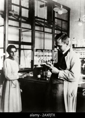 1913 in DEUTSCHLAND: Die deutsche Physikerin Lise Meitner (* 1878 in Berlin; † 1968) und Radiochemikerin Otto Hahn (* 1879 in Berlin; † 1968 in Deutschland). Obwohl ihre Arbeit vom Nobelkomitee ignoriert wurde, als sie Hahn 1944 den Preis verliehen hatte, erhielt Meitner viele Anerkennungen ihrer Bedeutung für die Physik des 20. Jahrhunderts, darunter auch als erste Frau, die den prestigeträchtigen Enrico Fermi Award erhielt. - FISICO - FISICA - ATOMO - ATOMICO - RadioTITA' - SCIENZIATO - SCIENZA - PHYSIK - ATOM - ATOM - RADIOAKTIVITÄT - WISSENSCHAFT - WISSENSCHAFTLER - GESCHICHTE - Foto Storiche - Foto storica - scienziato - s Stockfoto