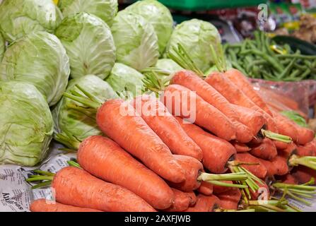Nahaufnahme verschiedener frisch reifer Gemüsesorten wie Karotten, Bohnen und Kohlkohl auf einem nassen Markt in Iloilo, Philippinen, Asien Stockfoto