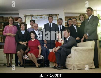 1960, Hyannis Port, Massachusetts, USA: Der amerikanische JOHN KENNEDY präsident der USA mit der ganzen Familie. Von links: Frau, Robert Kennedy, Stephen Smith und Frau Smith eine Schwester, John Kennedy, sein Bruder Robert Kennedy, Frau Peter Lawford - eine weitere Schwester, Sargent Shriver, Mrs, Edward Kennedy und Mr., Peter Lawford. Sitzend, links nach rechts, Eunice Shriver, Rose Kennedy, Joeseph Kennedy, Jacqueline Kennedy, Edward Kennedy - PRESIDENTE DEGLI STATI UNITI D' AMERICA - Cravatta - Tie - CASA BIANCA - WEISSES HAUS - POLITICO - POLITIK - POLITICA - FAMILILIA © Archivio GBB / Stockfoto