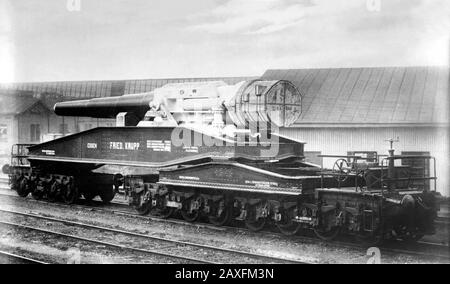 Ca, DEUTSCHLAND: Die deutsche Kanone Friedrich kruppsche pistole auf R.R. Auto - ARMI - ARMA - FRIEDERICH/KANNONE - GUN - INDUSTRIA - DINASTIA INDUSTRIALE - FABBRICA - ARCHITETTURA - ARCHITEKTUR - GESCHICHTE - Foto storica - INDUSTRIE - INDUSTRIA - CANNONE - ACCIAIO - ACCIAIAIERIA - FERROVIA - CARRO FERROVIARIO - ZUG - TRENO --- ARCHIVIO GBB Stockfoto