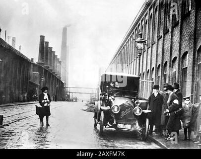 1914 Ca, ESSEN, Ruhrgebiet, DEUTSCHLAND: Die großen WERKE VON THYSSENKRUPP . Eintritt in die Fabrik von ThyssenKrupp - INDUSTRIA - DINASTIA INDUSTRIALE - FABBRICA - ARCHITETTURA - ARCHITEKTUR - GESCHICHTE - Foto storica - INDUSTRIE - INDUSTRIA - cancelli - uscita - ingresso --- ARCHIVIO GBB Stockfoto