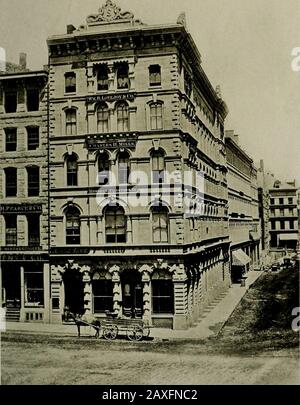 Devonshire Street; eine Sammlung von Fakten und Vorfällen zusammen mit Nachbildungen von Illustrationen zu einer Alten Boston Street. Sdays und Satur-days, und war lange das Federal Organ von Neuengland. Russellran es bis etwa im Jahr 241. Der Boston News Letter, lange Zeit angeblich das erste Papier, das in Amerika gedruckt wurde, wurde auf Der Pudding Lane, nahe dem Ort der ursprünglichen Post, im Laden von John allen veröffentlicht, wo er von 1707 bis 1711 für John Campbell, den Postmeister, gedruckt wurde, der 1704 den News Letter begann. Als Postmeister hatte Campbellhad das Frankierprivileg und war auch das Reci Stockfoto