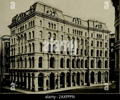 Devonshire Street; eine Sammlung von Fakten und Vorfällen zusammen mit Nachbildungen von Illustrationen zu einer Alten Boston Street. Aus, und sechs marblionische Pilaster vor dem Eingang in der Congress Street. Es enthielt zweihundert und zehn Räume, hatte freimauonische Tagungsräume in der oberen Geschichte und eine Merchants Exchange, Oder GreatMeeting Room, im Erdgeschoss. Es war der Endpunkt der Straßen auf der Bühne, der Erholungsort der meisten Männer der Stadt und der Stolz von Boston. Hier, während des Krieges von 1812, stellte Kapitän Hull, der Kommandeur der Verfassung, auf; und auch hier blieb Kapitän Stockfoto