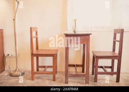 Vase auf Holztisch und Stühlen Möbel in Cafe Stockfoto