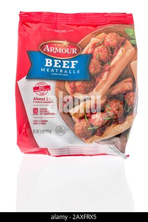 Winneconne, WI - 11. Februar 2020: Ein Paket von Armor Beef Fleischbällchen auf isoliertem Hintergrund. Stockfoto