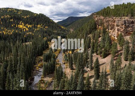 Der historische North Piedra Stock Driveway Trail befindet sich neben dem Fluss Piedra im San Juan National Forest. Farben im Frühherbst und dramatische Aussichten awa Stockfoto