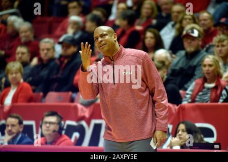 Muncie, Indiana, USA. Februar 2020. Northern Illinois Huskies Head Coach MARK MONTGOMERY reagiert auf einen Spielstopp während der zweiten Halbzeit gegen Ball State in der Worthen Arena in Muncie. Kredit: Richard Sitler/ZUMA Wire/Alamy Live News Stockfoto