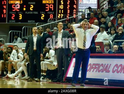 Muncie, Indiana, USA. Februar 2020. Ball State Cardinals Head Coach JAMES WHITFORD und seine Mitarbeiter reagieren auf einen offiziellen Aufruf während der zweiten Hälfte gegen Northern Illinois in der Worthen Arena in Muncie. Kredit: Richard Sitler/ZUMA Wire/Alamy Live News Stockfoto