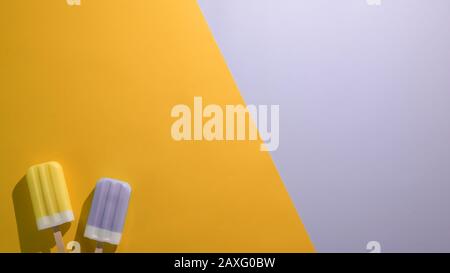Overhead Shot aus Limette und Blaubeere Flavor Popskeln und Kopierraum, Summer Minimal Concept auf flachem, grünem und violettem Hintergrund Stockfoto