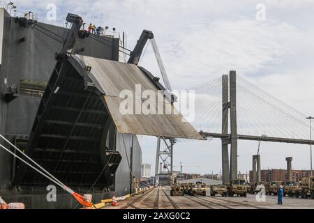 Der amerikanische Roll-On-Roll-Off-Träger Green Bay (Ro-Ro) von Mobile, AL senkt seine hintere Einfahrrampe für Fahrzeuge der US-Armee, die auf der Route zum DEFENDER-Europe 20 in Savannah, GA, 10. Februar 2020 einsteigen. Übung DEFENDER-Europe 20 ist der Einsatz einer kampfglaubwürdigen Streitmacht in Größe einer Division von den Vereinigten Staaten nach Europa, die Zeichnung von Army Prepositioned Stock und die Bewegung von Personal und Ausrüstung über das Theater in verschiedene Trainingsbereiche. (USA Armee Foto von Pfc. Daniel J. Alkana, 22. Mobiles Public Affairs Detachment) Stockfoto