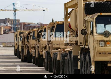 Verschiedene Radfahrzeuge der US-Armee stehen in der Warteschlange, während sie bereit sind, an Bord des amerikanischen Roll-On-Roll-Off-Trägers (Ro-Ro) Green Bay, der am 10. Februar 2020 in Savannah, GA, angedockt wurde. Übung DEFENDER-Europe 20 ist der Einsatz einer kampfglaubwürdigen Streitmacht in Größe einer Division von den Vereinigten Staaten nach Europa, die Zeichnung von Army Prepositioned Stock und die Bewegung von Personal und Ausrüstung über das Theater in verschiedene Trainingsbereiche. (USA Armee Foto von Pfc. Daniel J. Alkana, 22. Mobiles Public Affairs Detachment) Stockfoto